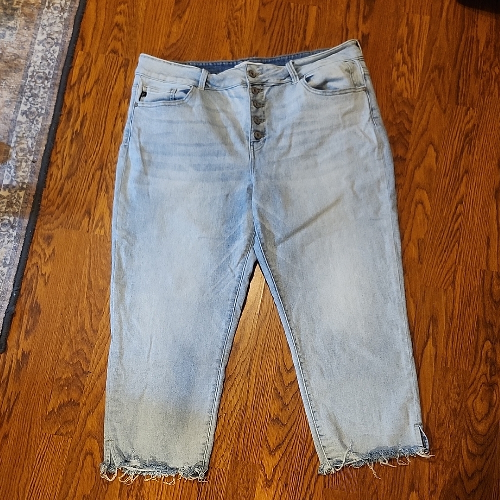 KanCan Light Wash Capri Jeans